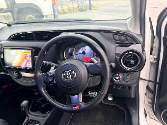 TOYOTA VITZ 2018 Image 9