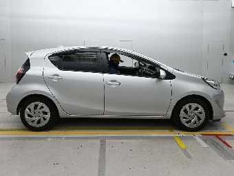 TOYOTA AQUA 2021 Image 3